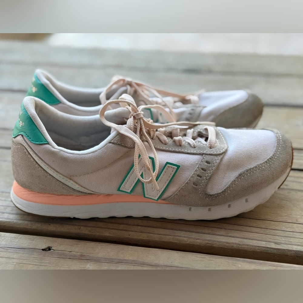 New Balance 311v2 Women’s 10 Athletic Sneakers Teal Peach Highlights WL311TB2 - Picture 4 of 10